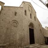...arrivando dopo pochi passi su Piazzetta dei 62 marinai, l� dove si erge la facciata �nascosta� di San Gregorio, quasi inglobata dalle abitazioni che la circondano